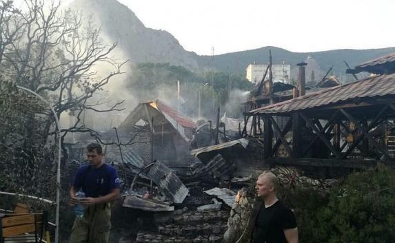 Отдыхающие из сгоревшего в Крыму кемпинга требуют миллионную компенсацию
